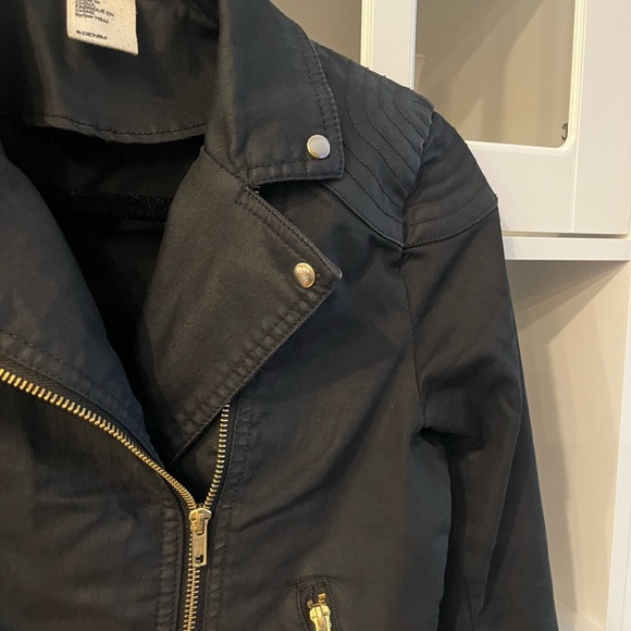Black denim jacket. Size 4. - Picture 7 of 11